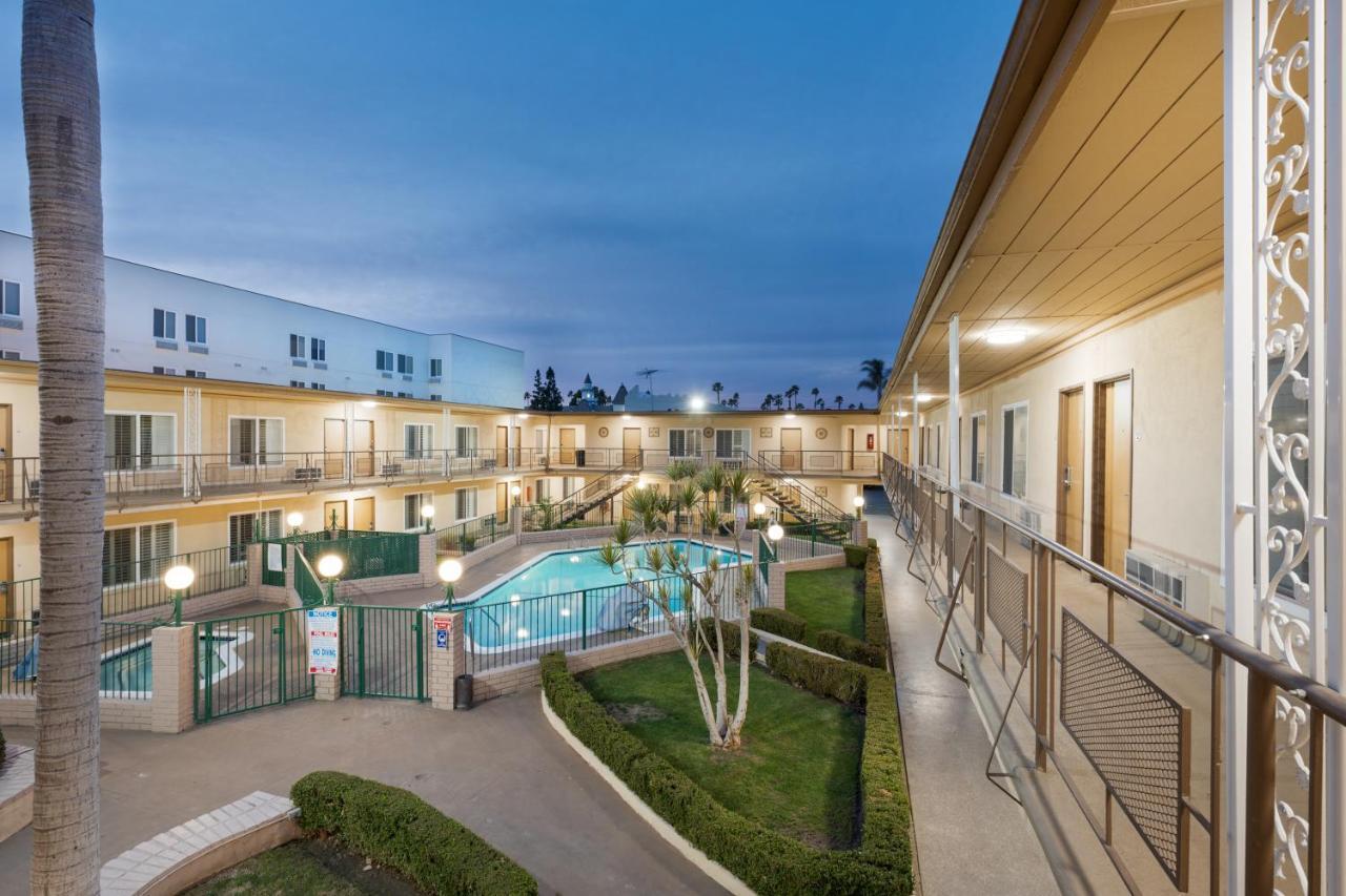 Americas Best Value Inn & Suites Anaheim Exterior foto